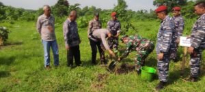 Sinergitas Polres Probolinggo Bersama TNI Lestarikan Lingkungan Tanam Pohon di Gunung Bentar