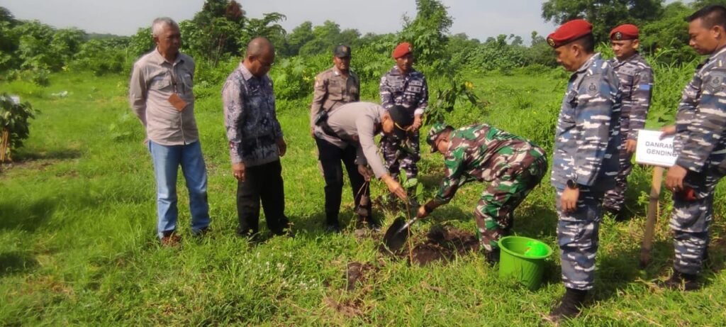 Sinergitas Polres Probolinggo Bersama TNI Lestarikan Lingkungan Tanam Pohon di Gunung Bentar