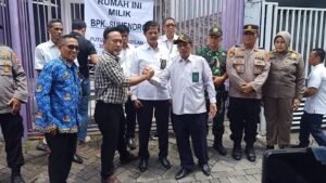 Jurusita PN Sidoarjo Eksekusi Rumah di Perum Delta Regency