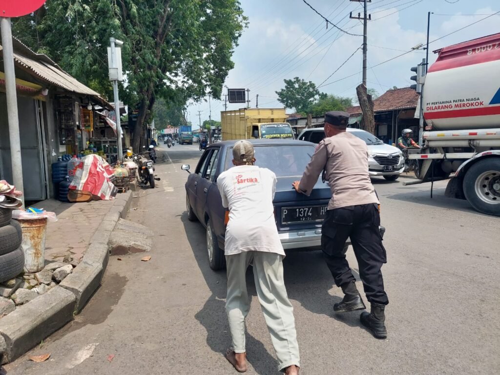 Polsek Krian Beri Pelayanan Humanis, Sigap Bantu Dorong Mobil Mogok di Perempatan RPH Katerungan