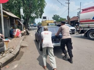 Polsek Krian Beri Pelayanan Humanis, Sigap Bantu Dorong Mobil Mogok di Perempatan RPH Katerungan