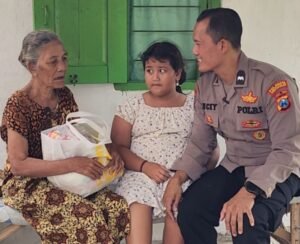 Bhabinkamtibmas Tulangan Ini Ajarkan Putrinya Peduli Sesama