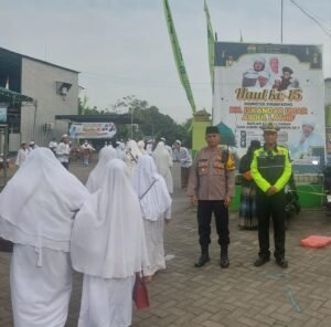 Kapolsek Krian dan Anggota giat pengamanan Haul Akbar ke-15 Ponpes Darul Falah Dusun Bendomugal Desa Sidorejo Kec Krian 