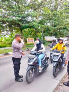 Polsek Sedati Edukasi Pentingnya Keselamatan Berkendara