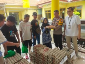 Polsek Krian dan Charoen Pokphand Salurkan Ribuan Telur untuk Warga Desa Keboharan