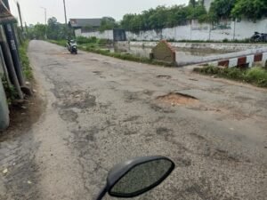 Jalan Aspal di Desa Kemasan Pinggir Sungai Rusak dan Berlubang, Warga Minta Perbaikan