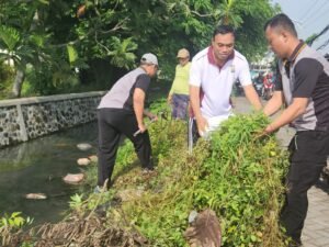 Polsek Gedangan Gelar Kerja Bakti Bersihkan Aliran Sungai 