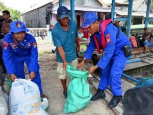 Satpolairud Polresta Sidoarjo bersama Nelayan Bersihkan Sampah di Kawasan Pesisir