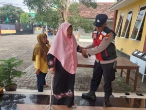 Kepedulian Anggota Polsek Krian dalam Bakti Sosial Haul Muassis di Desa Sedenganmijen Krian