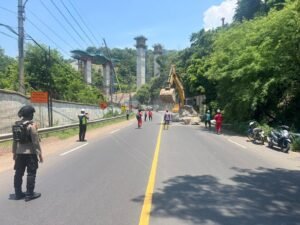 Kapolres Probolinggo Datangi Lokasi Pastikan Penyebab Jatuhnya Batu Besar di Jalan Raya Paiton