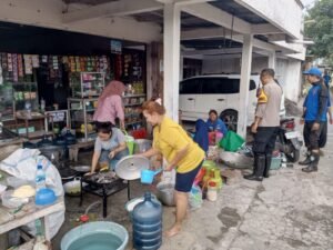 Kapolsek Krian Tinjau Banjir Luapan Sungai Mas, 180 Rumah Terendam