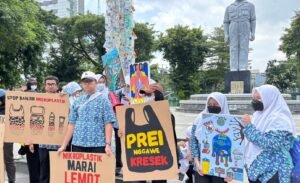 Siswa SMA Al Muslim Kampanye Peduli Sampah Melalui Orasi di Depan Gedung Grahadi Surabaya