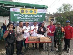 Kapolsek Krian dan PT Charoen Pokphand Bantu Warga Terdampak Banjir di Dusun Badas, Desa Barengkrajan