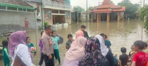 Kapolsek Krian Peduli Warga Terdampak Banjir di Desa Barengkrajan  