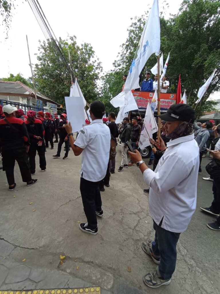 Serikat Buruh dan Karyawan DAMRI Gelar Aksi Unjuk Rasa, Tuntut Pembatalan PHK Massal