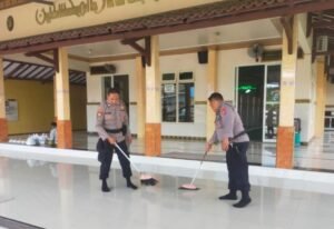 Anggota Polsek Krian Laksanakan Kurve di Masjid Darul Muslimin Menjelang Bulan Suci Ramadhan