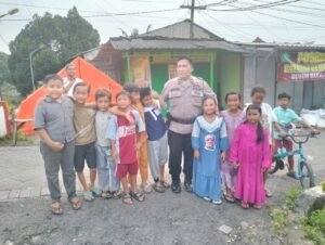 Polsek Krian Hadir Membawa Kebahagiaan untuk Anak-Anak Korban Banjir di Desa Tempel