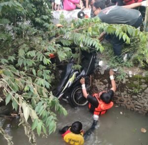 Mayat Pria Ditemukan Mengapung di Sungai Cangkring Turi, Diduga Korban Laka Lantas