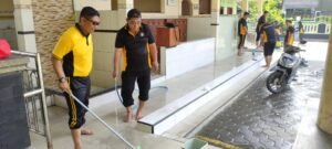 Jelang Ramadhan Polisi Sidoarjo Bersihkan Masjid