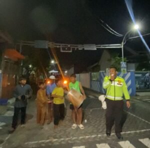 Cegah Tawuran dan Pencurian, Polres Pasuruan Dampingi Remaja Bangunkan Sahur
