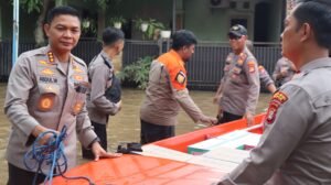 Polri-TNI Bagikan Makanan ke Warga Terdampak Banjir di Sawangan, Depok