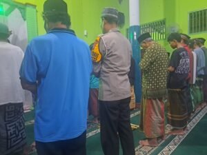 POLSEK TARIK LAKUKAN PENGAMANAN SALAT ISYA & TARAWIH DI MASJID BAITUL LATIEF