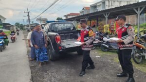 Polsek Tulangan Bagikan Takjil Gratis Diiringi Dengan Kultum Oleh Kapolsek