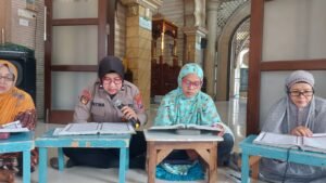Polwan Polsek Taman Tadarus bersama Warga