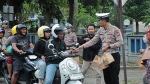 Berkah Ramadan, Polres Nganjuk Bagikan Ratusan Paket Takjil untuk Pengguna Jalan