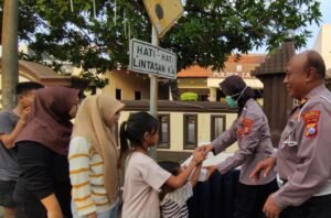 Polsek Taman Tebar 150 Takjil Gratis, Wujud Kepedulian di Bulan Suci Ramadhan