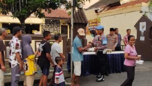 Sebanyak 150 Box Takjil gratis dibagikan Polsek Taman untuk Warga yang melintas di depan Mako.