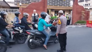 Kapolsek Waru Berbagi Takjil Gratis, Sambil Berucap “Es Teh… Es Teh…”