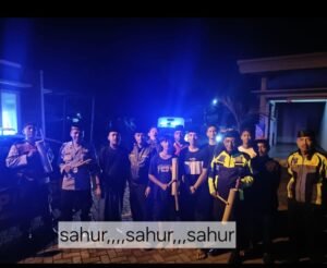 Kapolsek Krian dan anggota Gelar Patroli Sahur bèrsama warga untuk Meningkatkan Kamtibmas yang aman di Desa Sedenganmijen