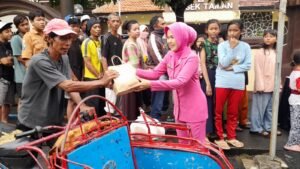 Polsek Taman dan Bhayangkari Tebar Berkah, 200 Paket Takjil Dibagikan ke Warga