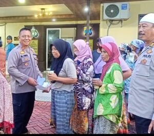 Polsek Waru dan Forkopimka Berbagi Takjil kepada 40 Anak Jalanan di Mapolsek Waru