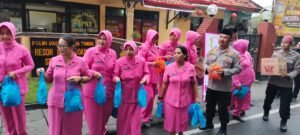 Tidak Peduli Hujan, Kapolsek Krian Bersama Bhayangkari Ranting Krian Bagikan 200 Takjil di Depan Mapolsek