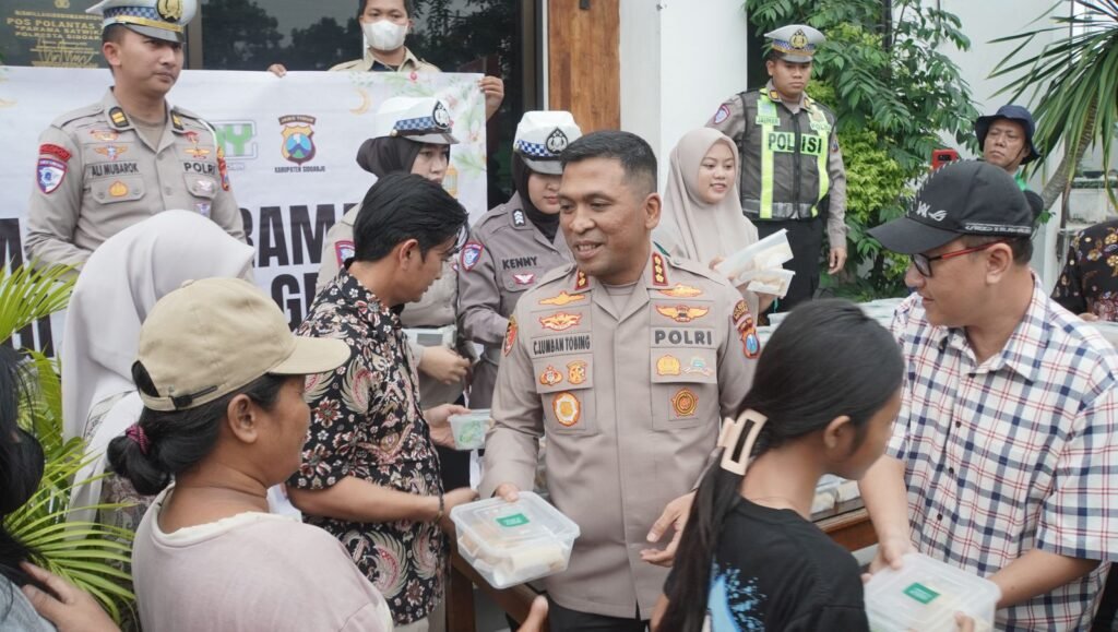 Peduli Pengendara di Bulan Ramadhan, Polresta Sidoarjo Bagikan Takjil 