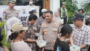 Peduli Pengendara di Bulan Ramadhan, Polresta Sidoarjo Bagikan Takjil 