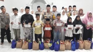 Kapolsek Balongbendo bersama Pengurus Bhayangkari Ranting Balongbendo Bagikan Takjil dan Santunan Anak Yatim Piatu