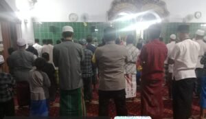 Polsek Kejayan PAM Ramadhan di Mushola Al Ikhlas, Beri Rasa Aman Umat Muslim Sholat Tarawih dan Tadarus