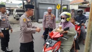 Berbagi Takjil Polsek Taman Himbau Pengendara Motor Pake Helm dan Tertib Berlalulintas 
