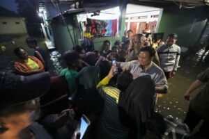 Presiden RI  Blusukan dan Sidak Langsung Warga Terdampak Banjir di Kampung Tambun Bekasi