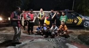Polsek Krian Suka Bangunkan Warga Sahur bersama Anak Jalanan Pembawa Tamborin/Chuck Lele
