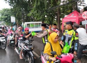 Polsek Krian berbagi Kebaikan di Bulan Ramadan, Bagikan Takjil untuk Pengguna Jalan