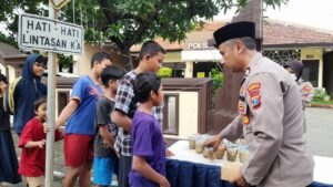 Berbagi Takjil 200, Wakapolsek Taman di Serang Masyarakat.