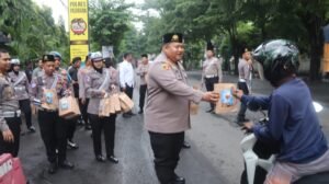 Polres Pasuruan Bagikan 100 Paket Takjil kepada Pengendara 