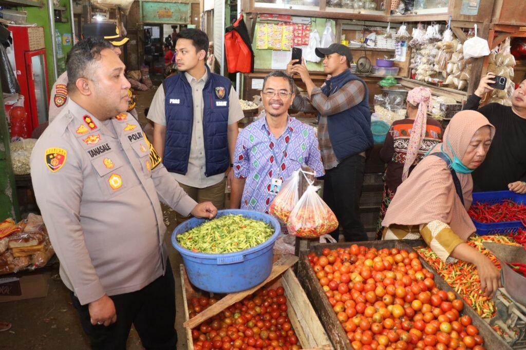 Kapolres Pelabuhan Tanjungperak Tinjau Sejumlah Pasar Pastikan Stok Bapokting Aman