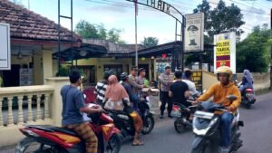 Kapolsek Tarik “Diserbu” Masyarakat Saat Bagikan Takjil Gratis 150 Bungkus