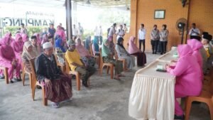 Warga Curhat Kamtibmas ke Kapolres Pasuruan di Desa Wisata Kampung Mangga