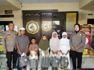 KAPOLSEK JABON BERIKAN SANTUNAN KEPADA ANAK YATIM PIATU DALAM RANGKA BERBAGI KEBAHAGIAAN DI BULAN RAMADHAN